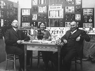 Adolf Häfele và các nhân viên trước cửa hàng đồ thủ công của Häfele tại Nagold
